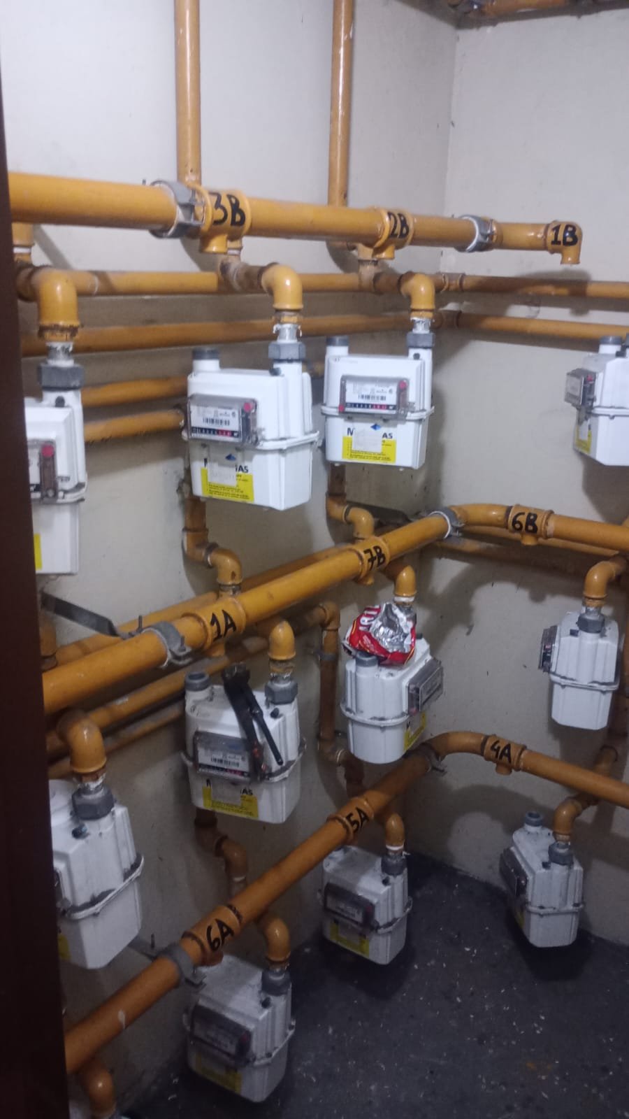 Sala con múltiples medidores y cañerías de gas